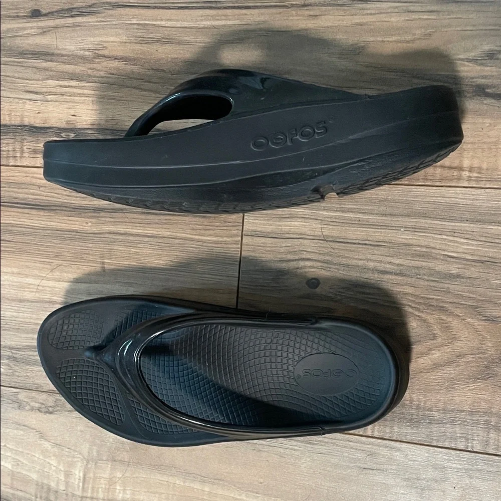 OOFOS Black Comfort Sandals - Picture 2 of 4